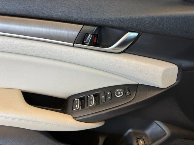 Honda Accord Sedan Vehicle Full-screen Gallery Image 19