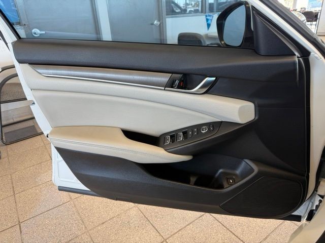 Honda Accord Sedan Vehicle Full-screen Gallery Image 20