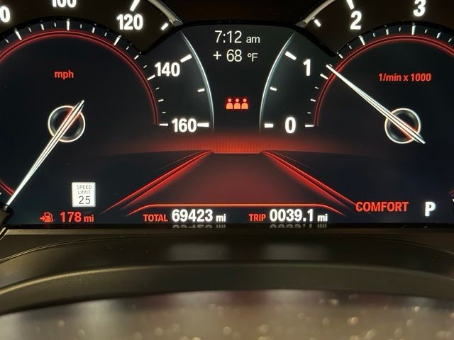 BMW X3 Vehicle Full-screen Gallery Image 14