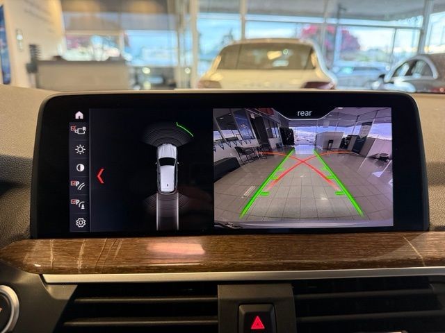 BMW X3 Vehicle Full-screen Gallery Image 16