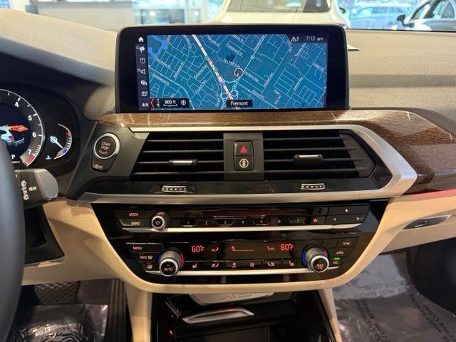 BMW X3 Vehicle Full-screen Gallery Image 18