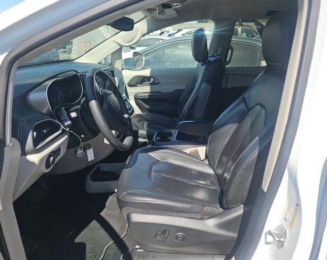 Chrysler Pacifica Vehicle Full-screen Gallery Image 04