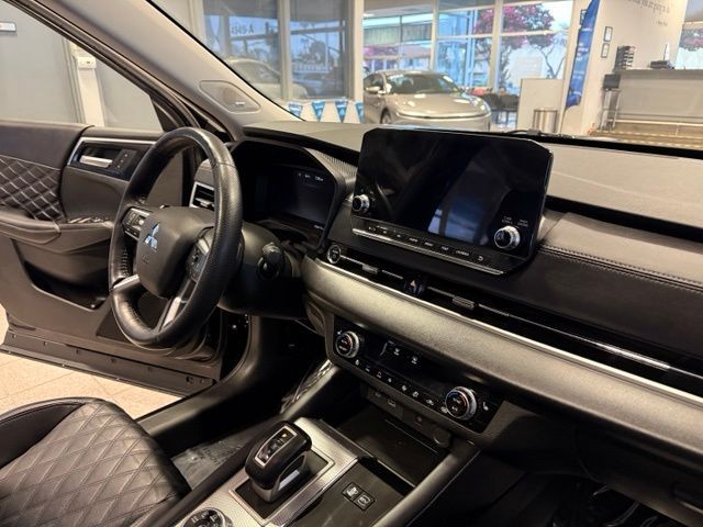 Mitsubishi Outlander PHEV Vehicle Full-screen Gallery Image 02