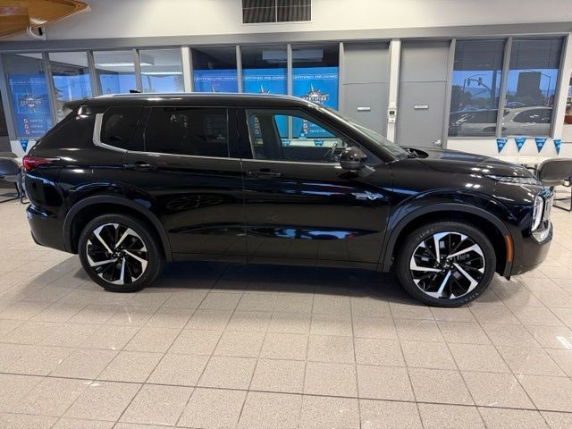 Mitsubishi Outlander PHEV Vehicle Full-screen Gallery Image 03