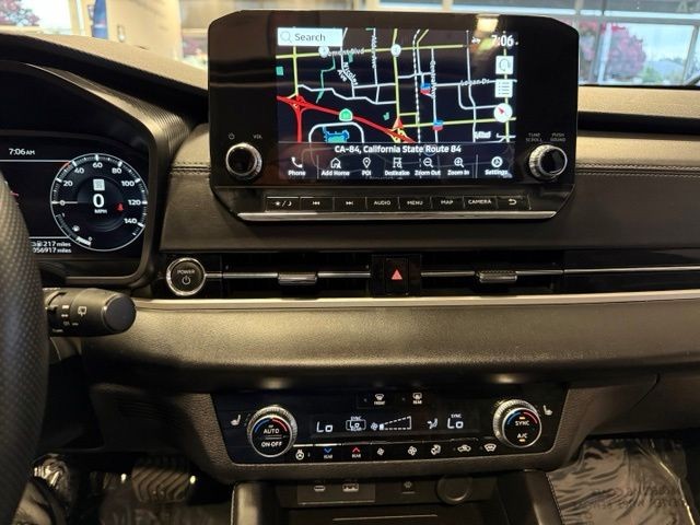 Mitsubishi Outlander PHEV Vehicle Full-screen Gallery Image 16
