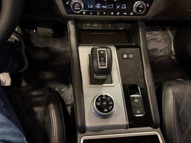 Mitsubishi Outlander PHEV Vehicle Full-screen Gallery Image 17