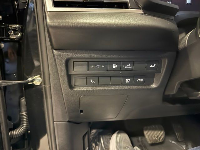 Mitsubishi Outlander PHEV Vehicle Full-screen Gallery Image 20