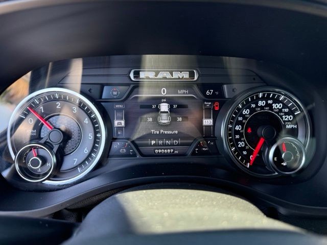 Ram 1500 Vehicle Full-screen Gallery Image 17