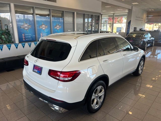 Mercedes-Benz GLC Vehicle Full-screen Gallery Image 02