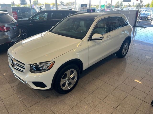 Mercedes-Benz GLC Vehicle Full-screen Gallery Image 03