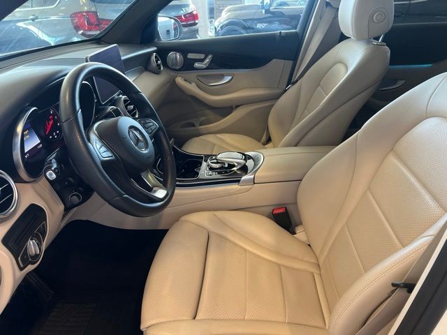 Mercedes-Benz GLC Vehicle Full-screen Gallery Image 04