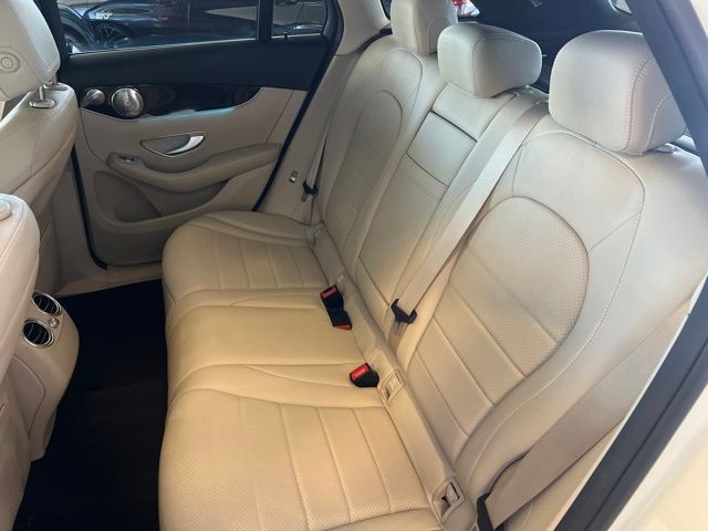 Mercedes-Benz GLC Vehicle Full-screen Gallery Image 05