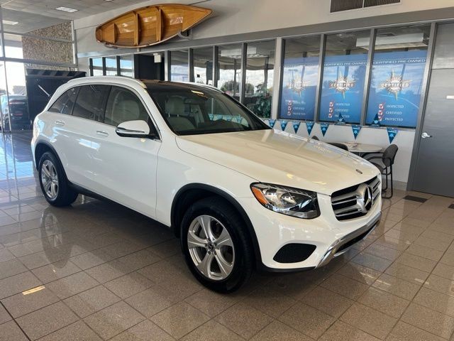 Mercedes-Benz GLC Vehicle Full-screen Gallery Image 06