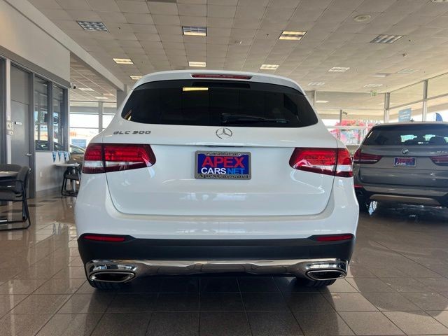 Mercedes-Benz GLC Vehicle Full-screen Gallery Image 10