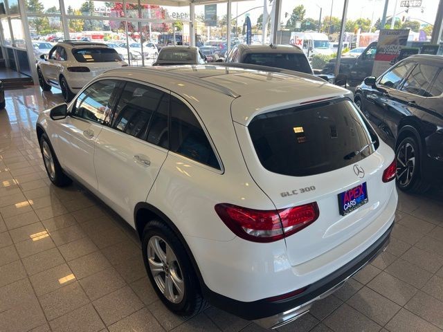 Mercedes-Benz GLC Vehicle Full-screen Gallery Image 12