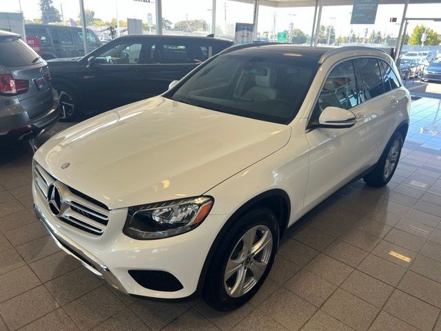 Mercedes-Benz GLC Vehicle Full-screen Gallery Image 16