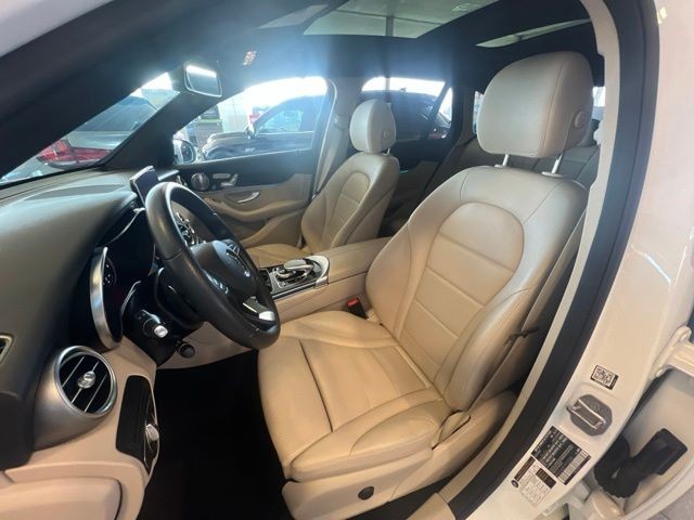 Mercedes-Benz GLC Vehicle Full-screen Gallery Image 20