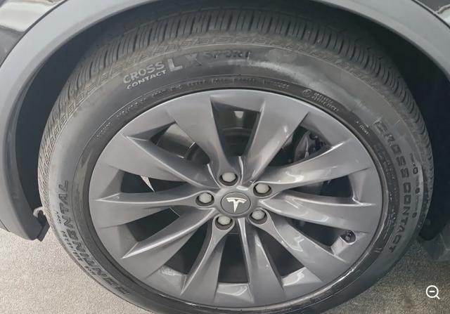 Tesla Model X Vehicle Full-screen Gallery Image 04
