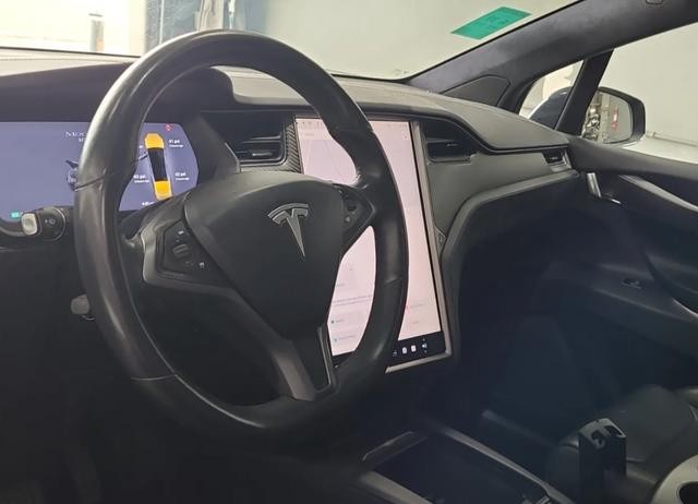 Tesla Model X Vehicle Full-screen Gallery Image 05