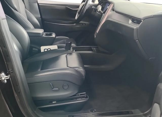 Tesla Model X Vehicle Full-screen Gallery Image 09