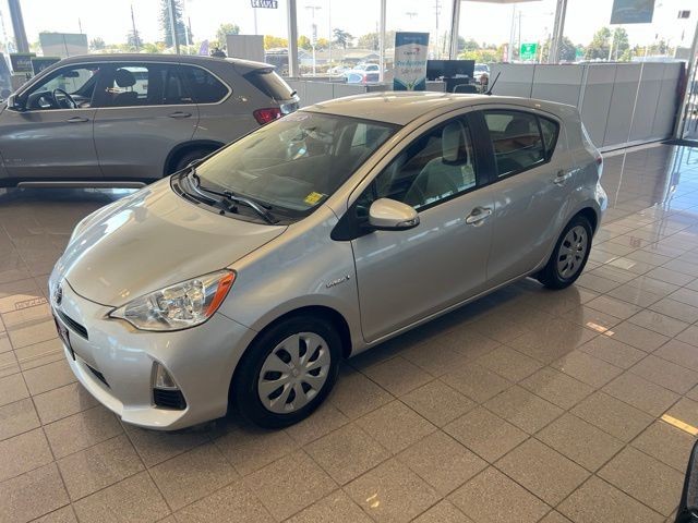 Toyota Prius c Vehicle Full-screen Gallery Image 03