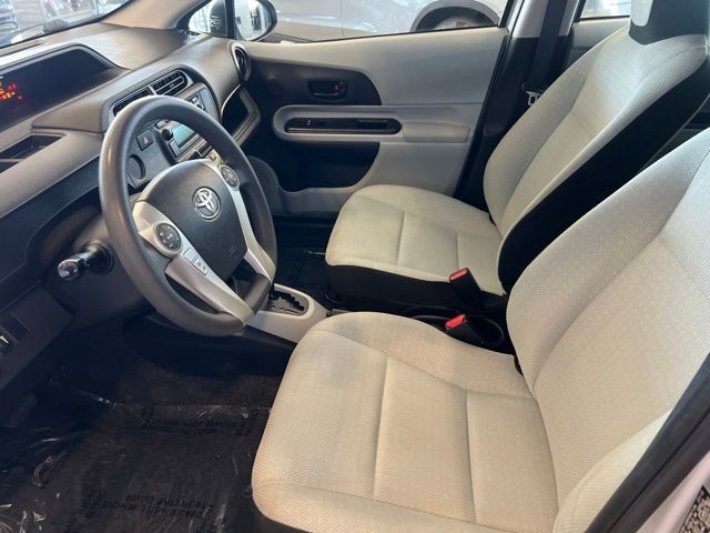 Toyota Prius c Vehicle Full-screen Gallery Image 04