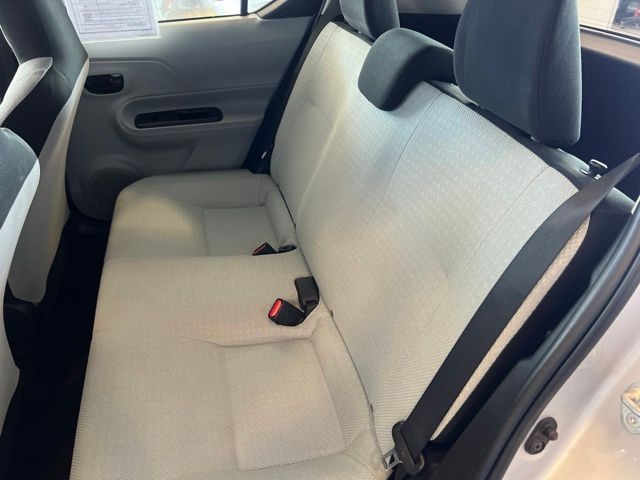 Toyota Prius c Vehicle Full-screen Gallery Image 05