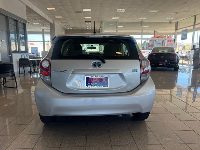 Toyota Prius c Vehicle Full-screen Gallery Image 11