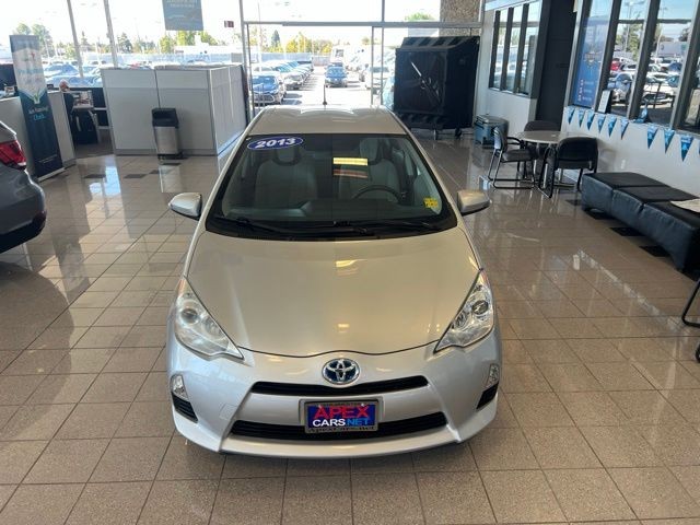 Toyota Prius c Vehicle Full-screen Gallery Image 18