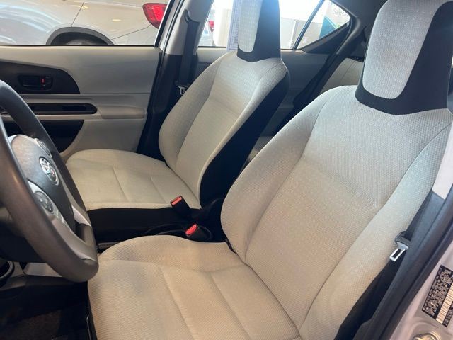 Toyota Prius c Vehicle Full-screen Gallery Image 19