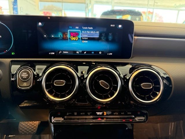 Mercedes-Benz CLA Vehicle Full-screen Gallery Image 14