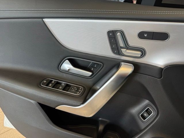 Mercedes-Benz CLA Vehicle Full-screen Gallery Image 17