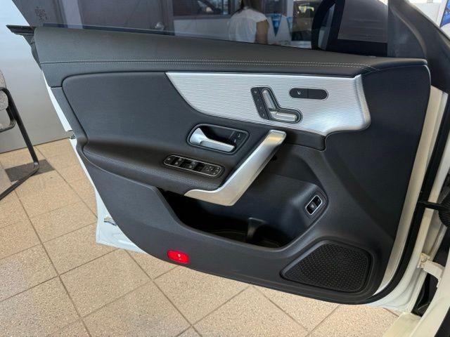 Mercedes-Benz CLA Vehicle Full-screen Gallery Image 18