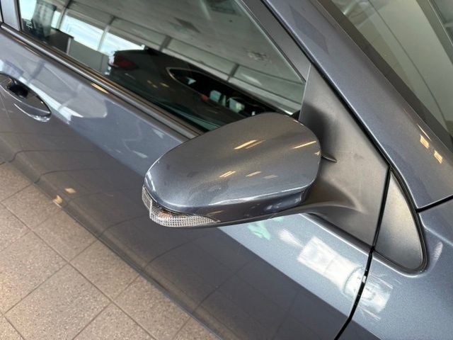 Toyota Corolla Vehicle Full-screen Gallery Image 12