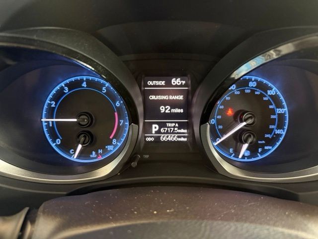 Toyota Corolla Vehicle Full-screen Gallery Image 14