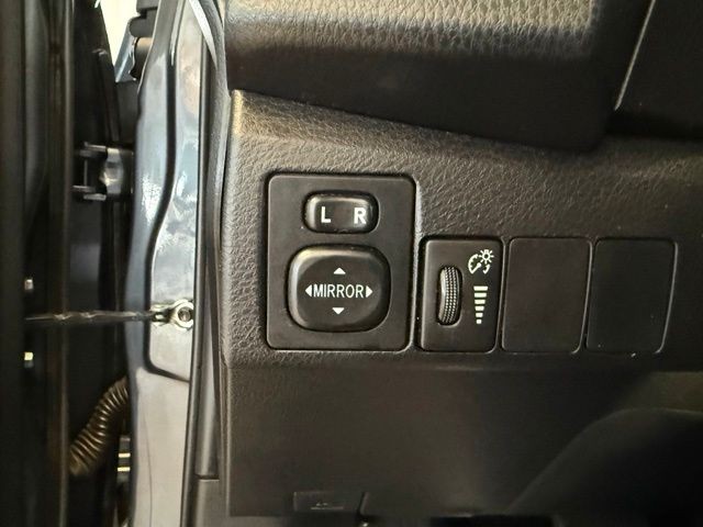 Toyota Corolla Vehicle Full-screen Gallery Image 20