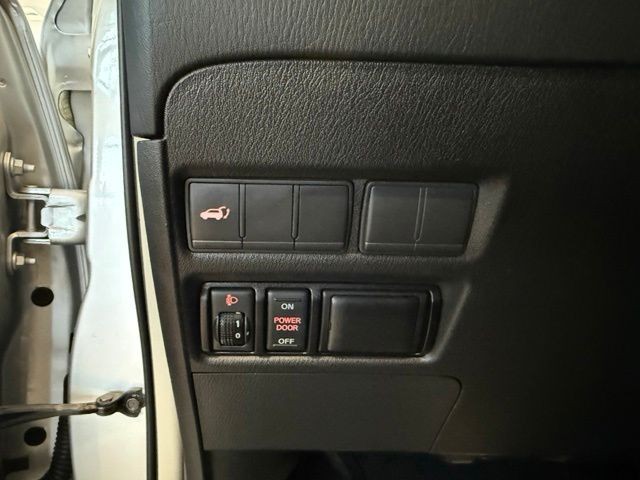 Nissan Armada Vehicle Full-screen Gallery Image 20