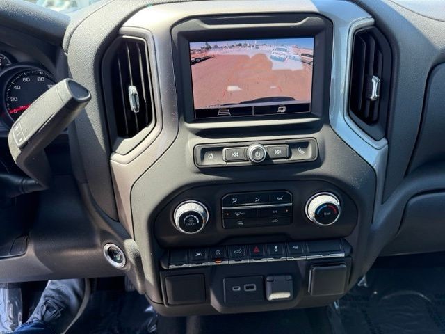 Chevrolet Silverado 1500 Vehicle Full-screen Gallery Image 18