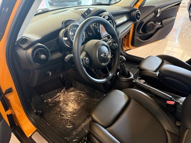 MINI Hardtop 4 Door Vehicle Full-screen Gallery Image 02