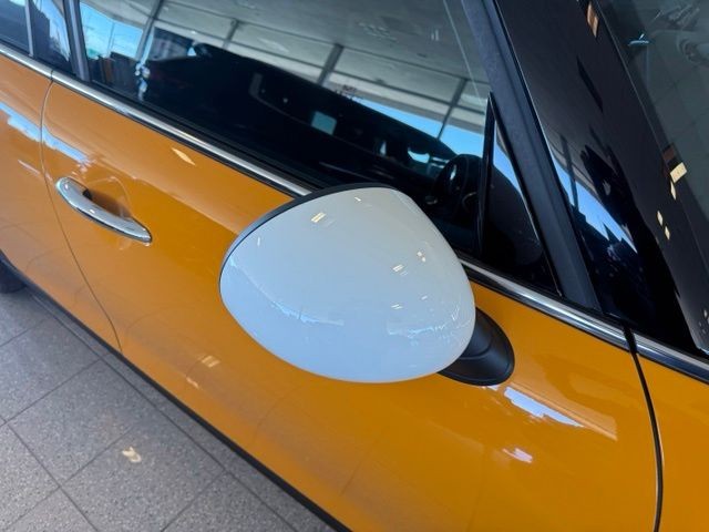 MINI Hardtop 4 Door Vehicle Full-screen Gallery Image 12