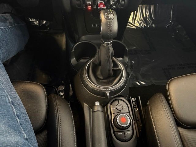MINI Hardtop 4 Door Vehicle Full-screen Gallery Image 16