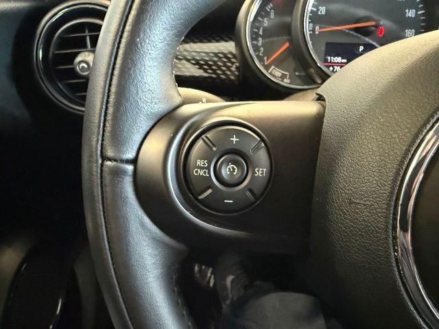 MINI Hardtop 4 Door Vehicle Full-screen Gallery Image 18