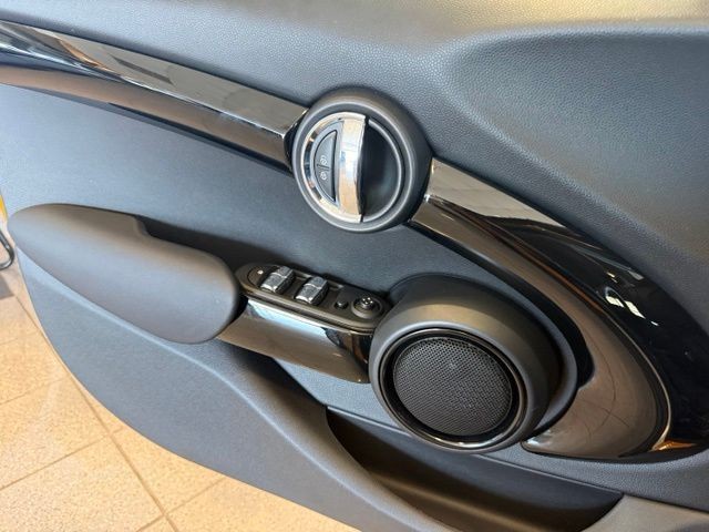 MINI Hardtop 4 Door Vehicle Full-screen Gallery Image 19