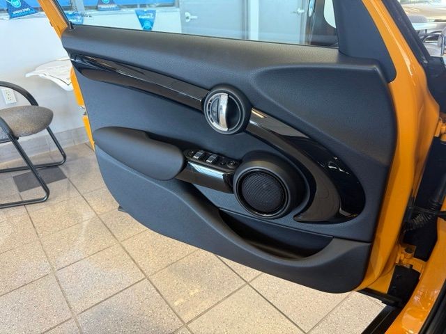 MINI Hardtop 4 Door Vehicle Full-screen Gallery Image 20