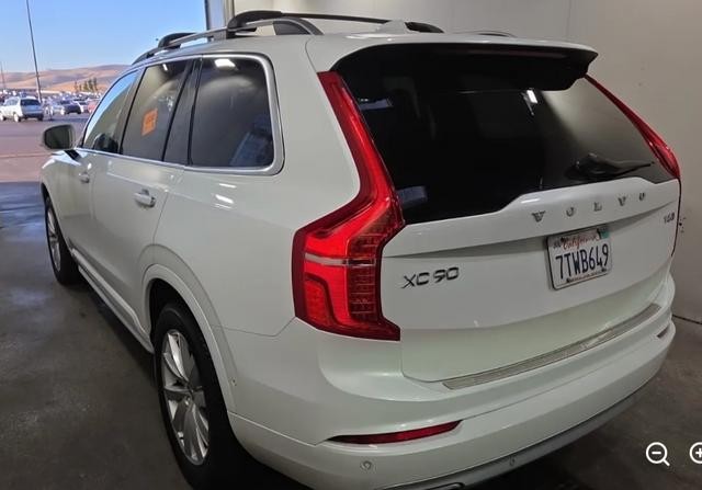 Volvo XC90 Vehicle Full-screen Gallery Image 02