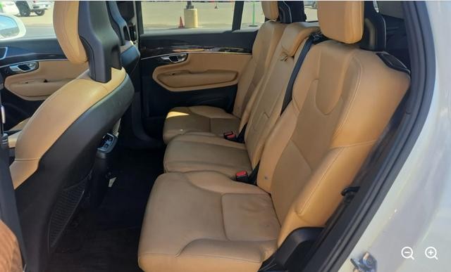 Volvo XC90 Vehicle Full-screen Gallery Image 03