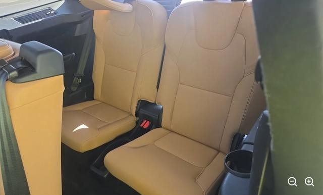 Volvo XC90 Vehicle Full-screen Gallery Image 04