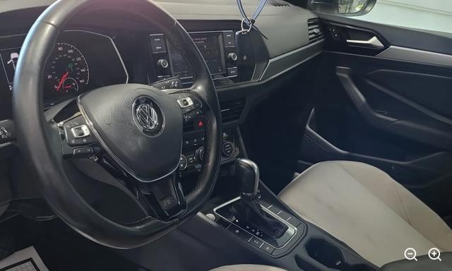 Volkswagen Jetta Vehicle Full-screen Gallery Image 03