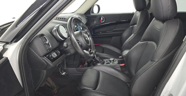 MINI Countryman Vehicle Full-screen Gallery Image 02
