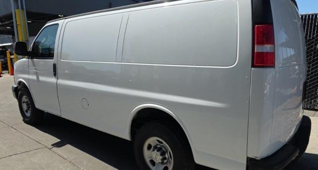 Chevrolet Express Cargo Van Vehicle Full-screen Gallery Image 03